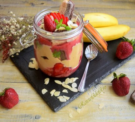 Desert cu căpșuni și cremă caramel cu banane