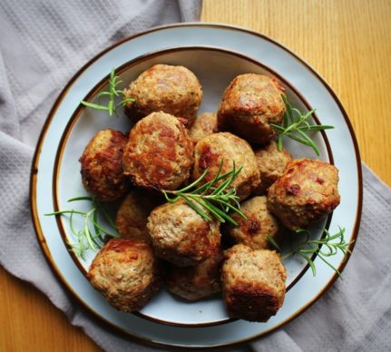Chiftele la cuptor din carne cu legume în bol albastru