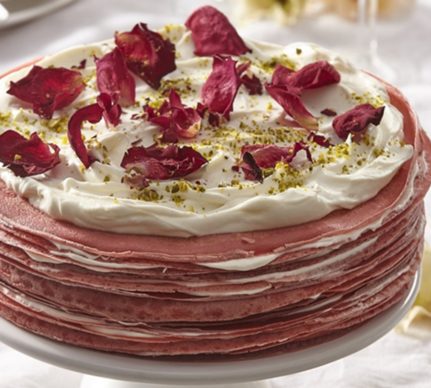 Tort de clătite din sfeclă roșie cu cremă de mascarpone, decorat cu fistic și petale de trandafiri uscate
